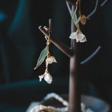 小白花 氣質款 垂墜式水晶花樹脂耳夾 耳針