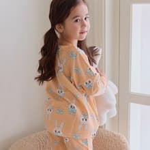 【新品】粉橘緞帶兔兔-【寬鬆】植纖衣長袖童裝-K62209