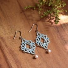 優雅菱形小珍珠 梭編蕾絲耳環-藍 / タティングレースピアス