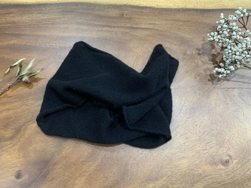 正黑色蟬翼中性圍脖。優質的輕柔。約25g。可繞2圈