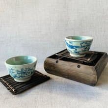 中國 清朝三代青花瓷功夫杯 │孔雀花卉款 民窯燒 鐵銹斑點