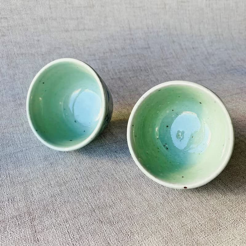 中國 清朝三代青花瓷功夫杯 │孔雀花卉款 民窯燒 鐵銹斑點