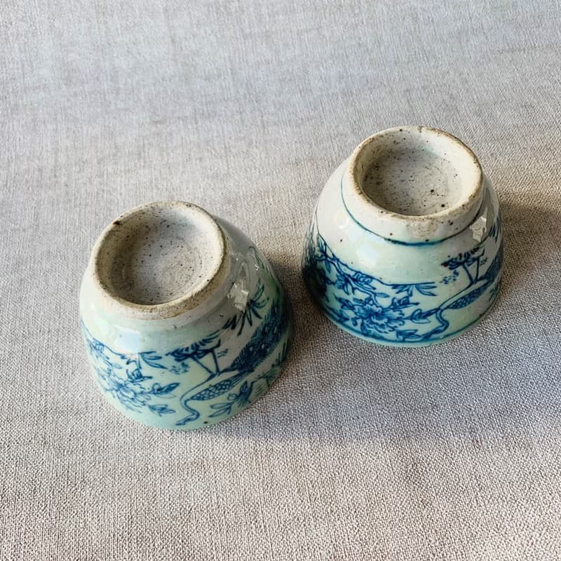 中國 清朝三代青花瓷功夫杯 │孔雀花卉款 民窯燒 鐵銹斑點