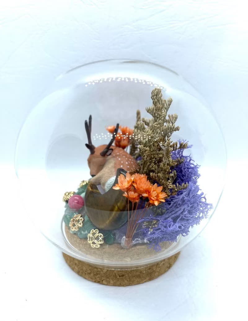 夢幻森林-梅花鹿與虎眼石月亮/紫鋰輝石/紅紋石珠-水晶公仔乾燥花