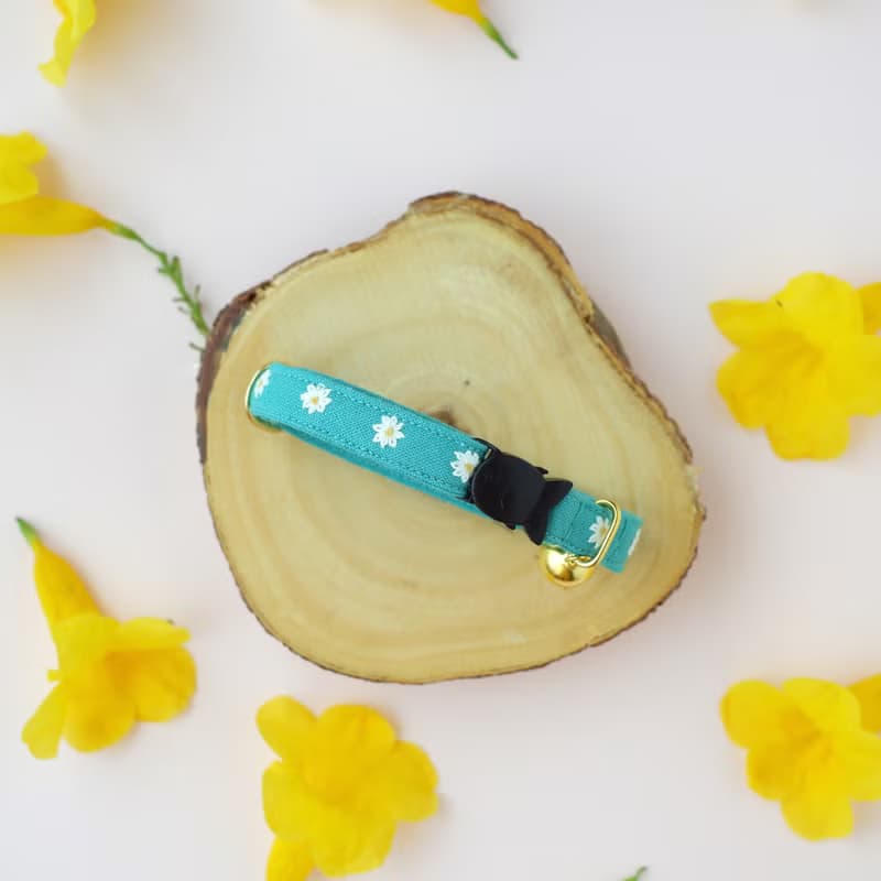 : MINI DAISIES : Pine green  - Handmade embroidered flower breakaway cat collar