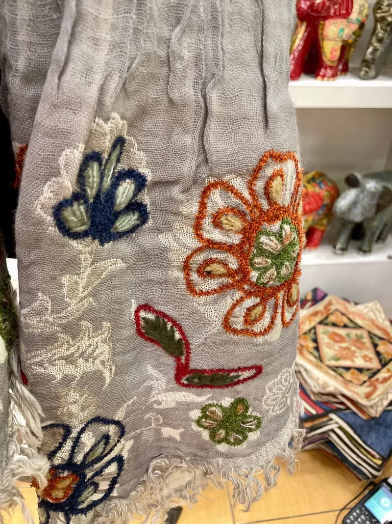 喀什米爾 厚織水煮羊毛 皺皺風格 手工刺繡圍巾披肩- 童趣灰