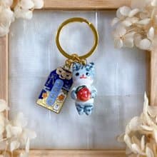 生日禮物【手作吊飾】灰虎斑貓抱蘋果 綴平安喜樂御守配件 陶藝