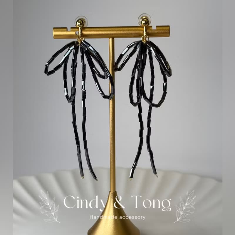 慵懶雙層蝴蝶結 玻璃珠手工耳環(耳針耳夾) 閃亮黑 cindyandtong