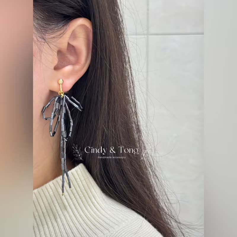 慵懶雙層蝴蝶結 玻璃珠手工耳環(耳針耳夾) 閃亮黑 cindyandtong