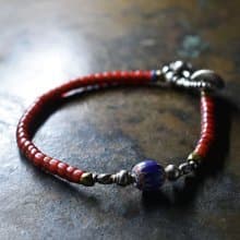 シェブロンビーズと、飴色ホワイトハーツ、oldチンシルバーとオリッサブラス、oldインドシルバーチャームのブレス