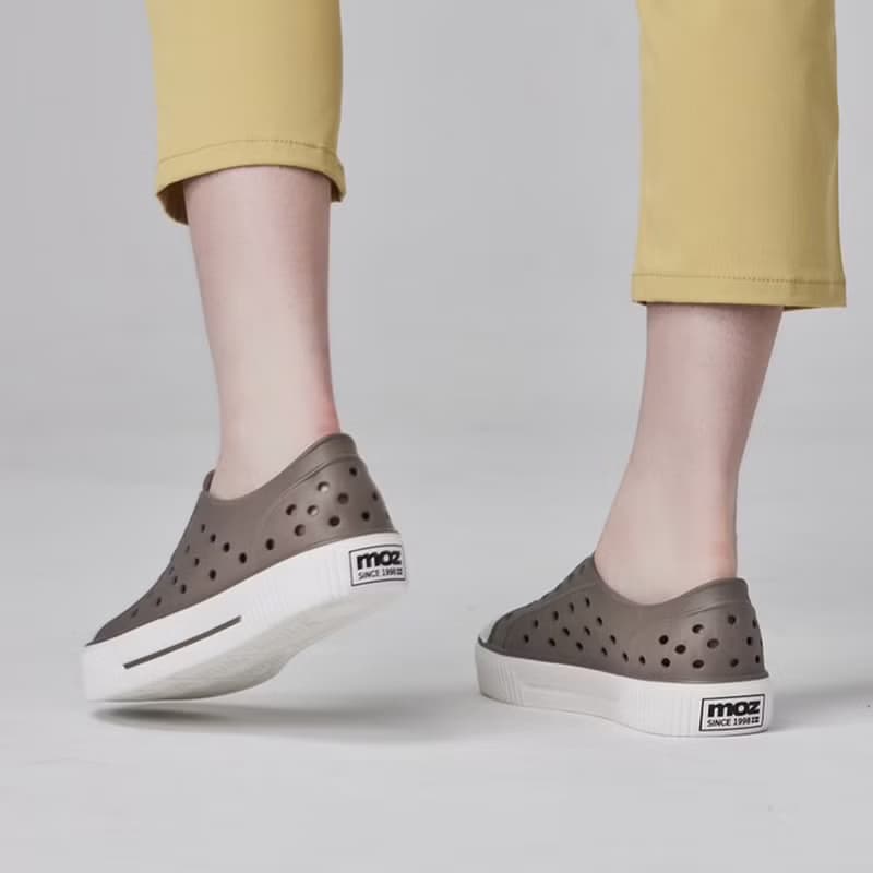 moz瑞典 駝鹿 雙色洞洞餅乾水鞋 (奶蓋巧克力) 舒適厚底-附鞋扣