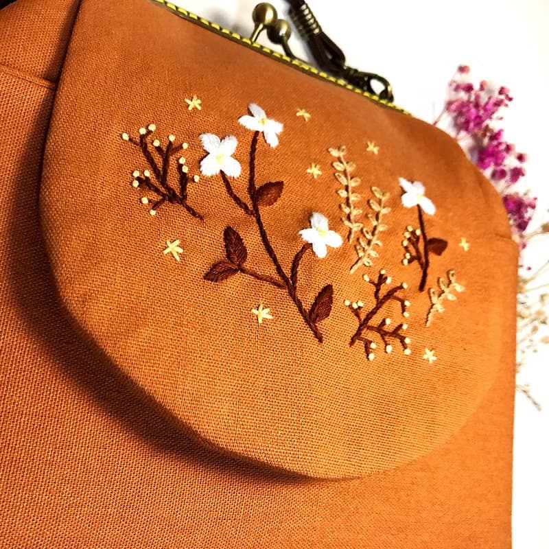 刺繡花肩背側背精緻口金包