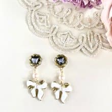 蝶々とリボンのピアス　イヤリング　紫　ゴールド　黒　白