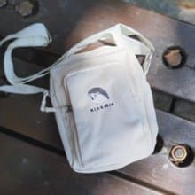 可愛刺蝟刺繡防潑水斜背包/NiauMia 米白尼龍小包/台灣手作