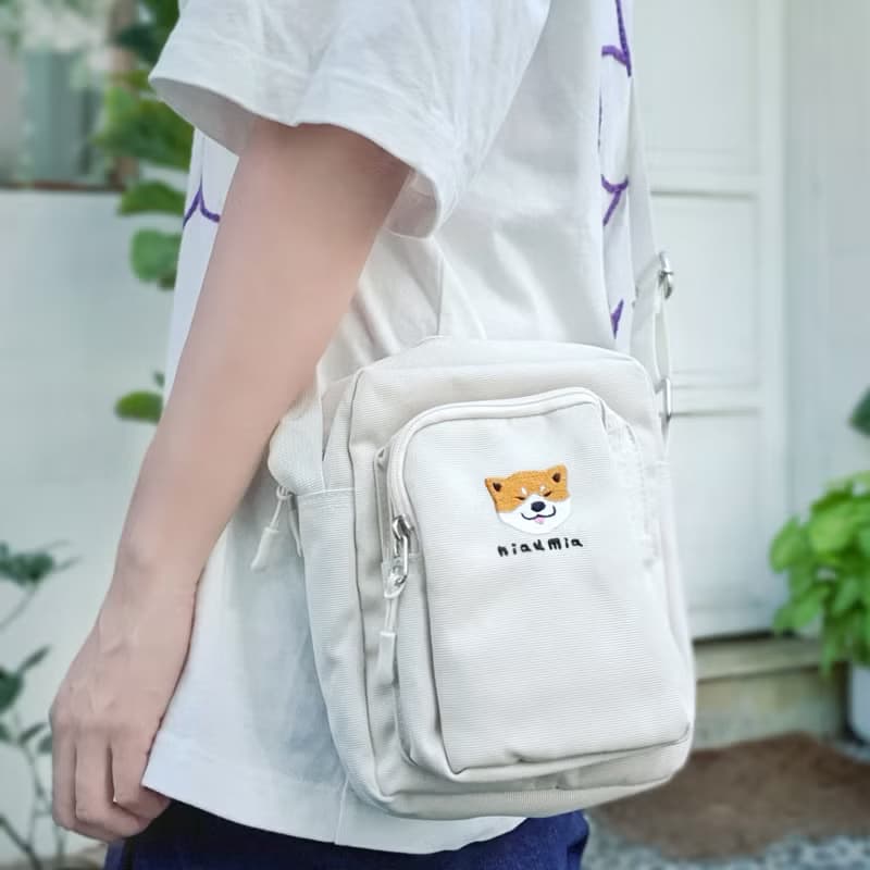 可愛刺蝟刺繡防潑水斜背包/NiauMia 米白尼龍小包/台灣手作
