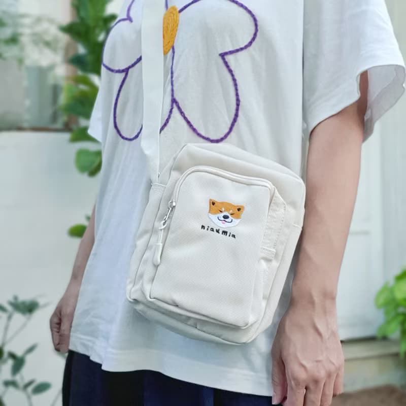 可愛刺蝟刺繡防潑水斜背包/NiauMia 米白尼龍小包/台灣手作