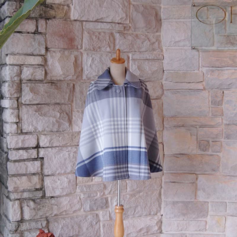 エレガント ケープコート　爽やかなパステルブルー　大柄チェック