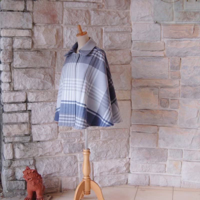 エレガント ケープコート　爽やかなパステルブルー　大柄チェック