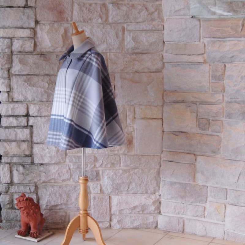 エレガント ケープコート　爽やかなパステルブルー　大柄チェック