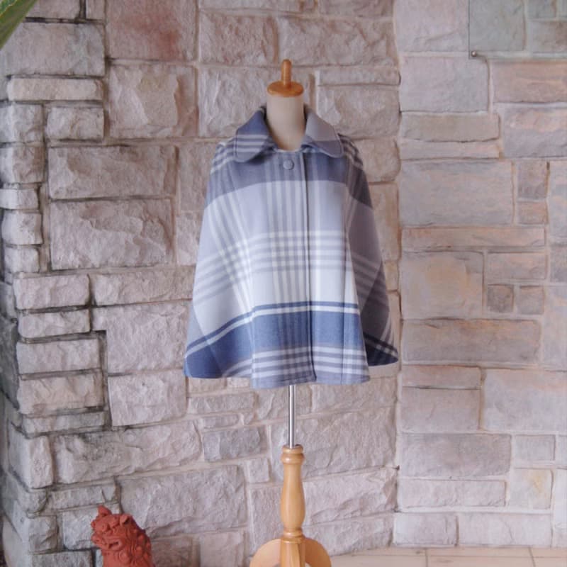 エレガント ケープコート　爽やかなパステルブルー　大柄チェック