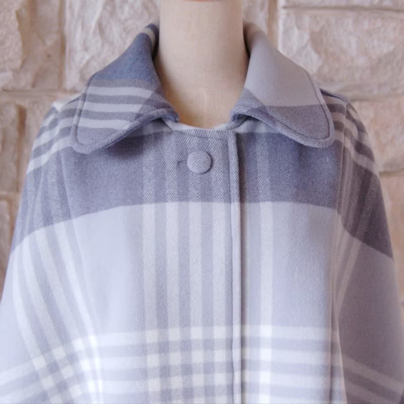 エレガント ケープコート　爽やかなパステルブルー　大柄チェック