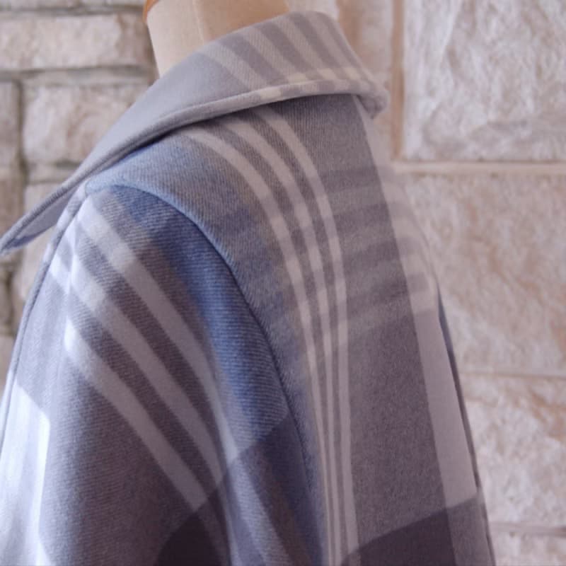 エレガント ケープコート　爽やかなパステルブルー　大柄チェック