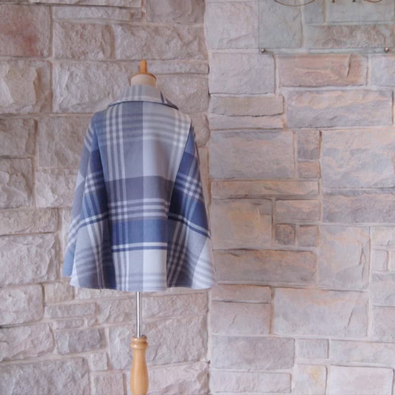 エレガント ケープコート　爽やかなパステルブルー　大柄チェック