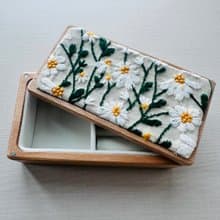 小雛菊刺繡實木首飾盒