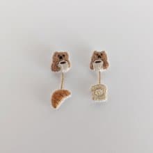 朝ごはんはパン派のくま　刺繍ピアス/イヤリング