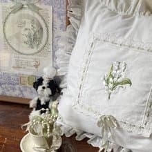 鈴蘭花卉 手工刺繡 抱枕