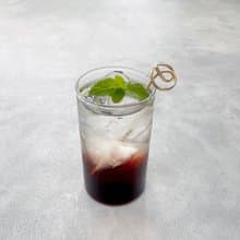 結　縁に掛けられる真鍮のマドラー