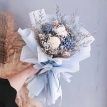 淡藍色乾燥花束