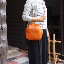 日系唯美俏皮 圓弧質感牛皮側背包 Made in Japan by Cledran