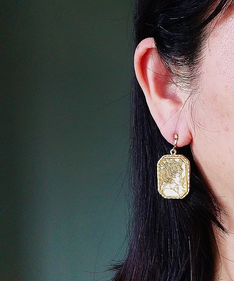 vintage jewelry  1971 JANMAX 藝術風格 金色白底 春神夾式耳環