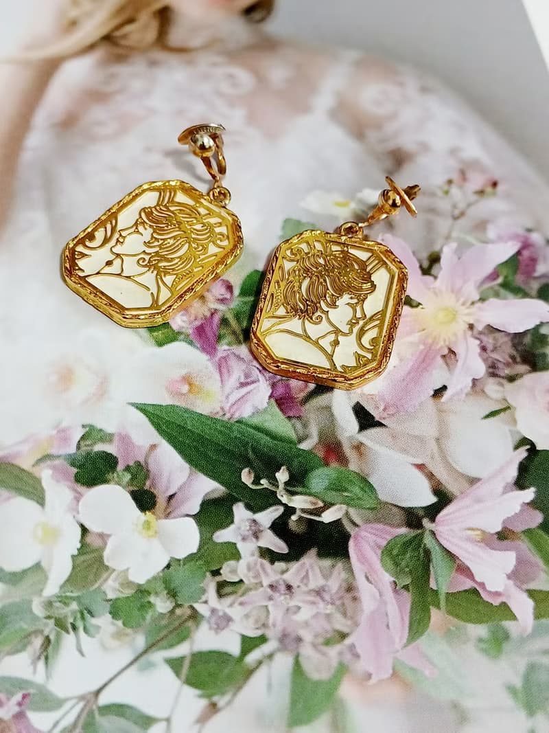 vintage jewelry  1971 JANMAX 藝術風格 金色白底 春神夾式耳環