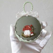 針墊 Green pincushion with embroidered mushroom