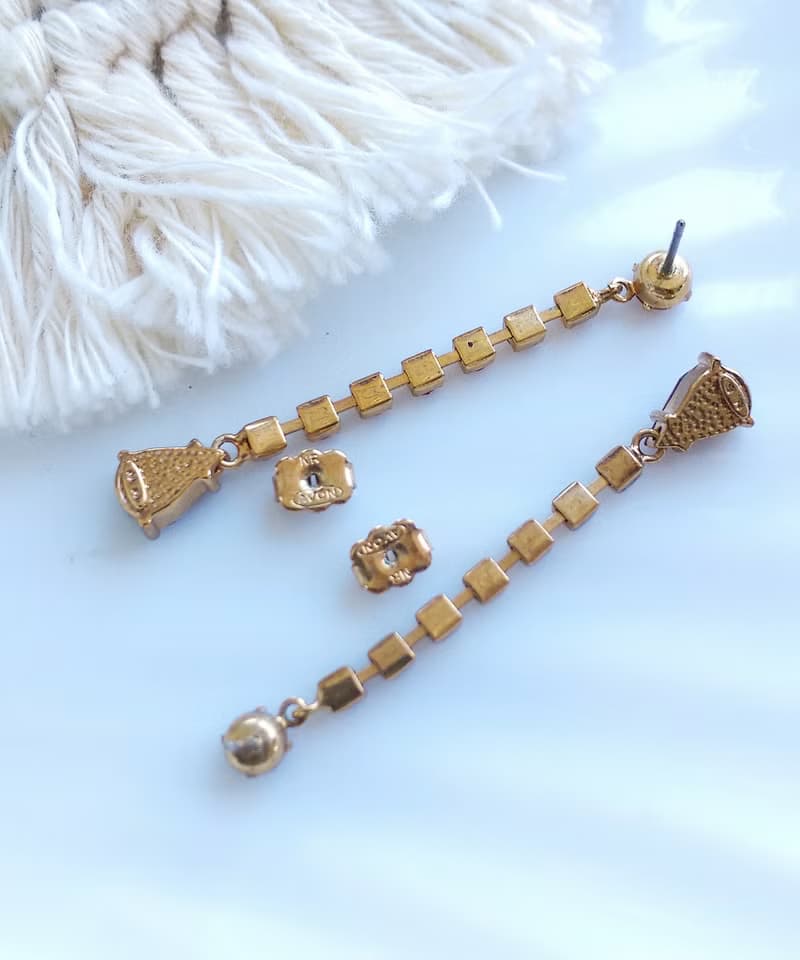 Vintage Jewelry 西洋古董飾品 AVON 垂墜 優雅紅鑽  針式耳環