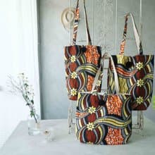 手作-夏日印花非洲布花大毛球托特側背包-花路大道