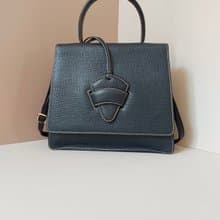 初夏優惠中古二手Loewe藍黑色凱莉側背孭斜皮革小包單肩手袋