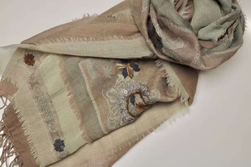 【情人節禮物】喀什米爾水煮羊毛手工刺繡圍巾披肩奶茶色粉綠三層