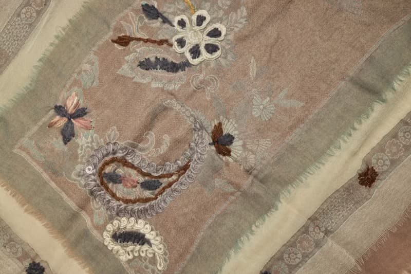 【情人節禮物】喀什米爾水煮羊毛手工刺繡圍巾披肩奶茶色粉綠三層