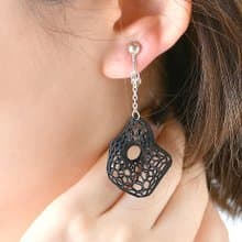 やわらかな曲線に宿る、幾何のきらめき ワイヤーメッシュ イヤリング【ピーナッツ】【黒】【有機的なピーナッツのような膨らみと、無機的な編み目のギャップが面白い】