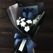 Mustflor-手工針織花-普魯士藍鬱金香與勿忘我花束
