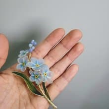 勿忘草 。胸針。沾浸藝術花。飾物。生日禮物