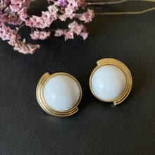 1古董Trifari 金色線條半圓形白塑料夾式耳環 C445