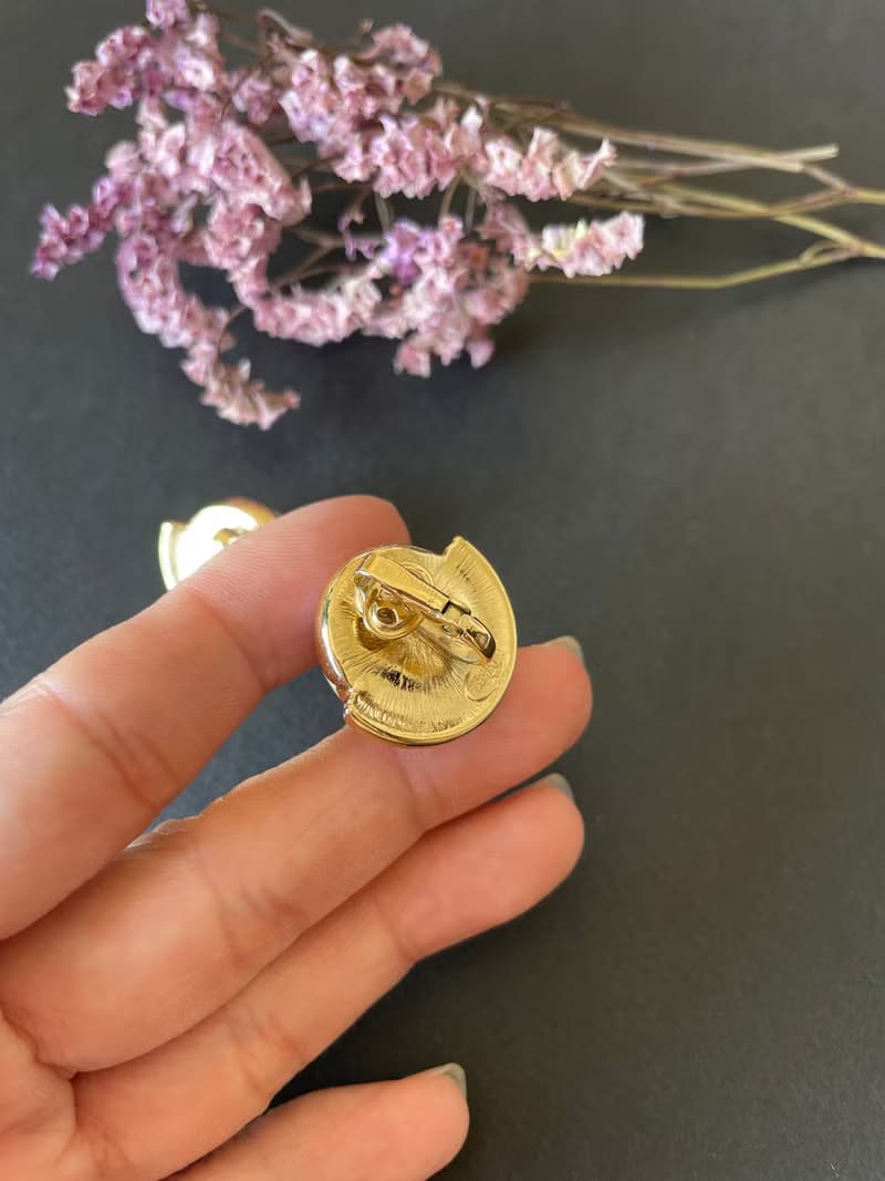 1古董Trifari 金色線條半圓形白塑料夾式耳環 C445