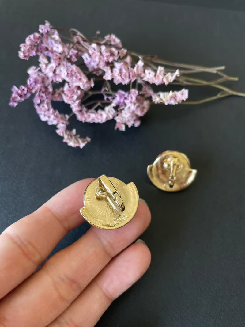 1古董Trifari 金色線條半圓形白塑料夾式耳環 C445