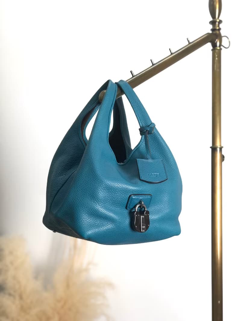 【 日本直送　名牌中古包 】LOEWE ロエベ カリエPM ハンドバッグ ブルー カデナモチーフ レザー ミニバッグ vintage ヴィンテージ 2t2tsk