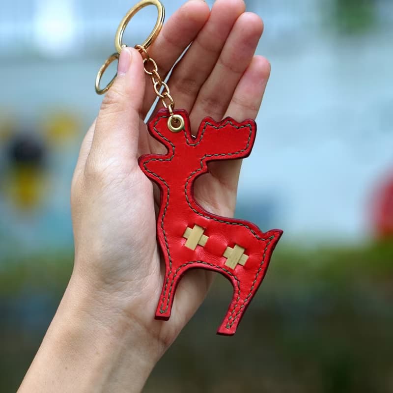 【聖誕限定】竹編皮革俏皮紅麋鹿吊飾鑰匙圈【交換禮物首選】