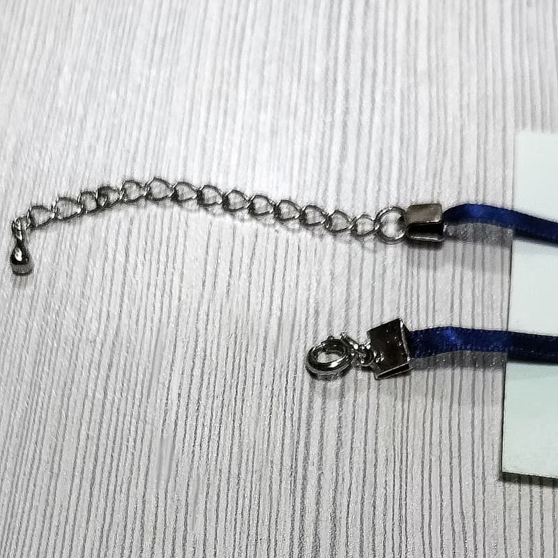 極小の紺色メダイユを付けた紺色リボンチョーカー